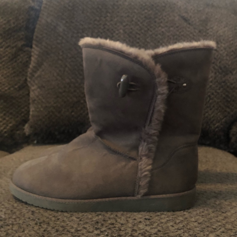 Airwalk size 10 fuzzy lined ankle books- lightly worn, great condition